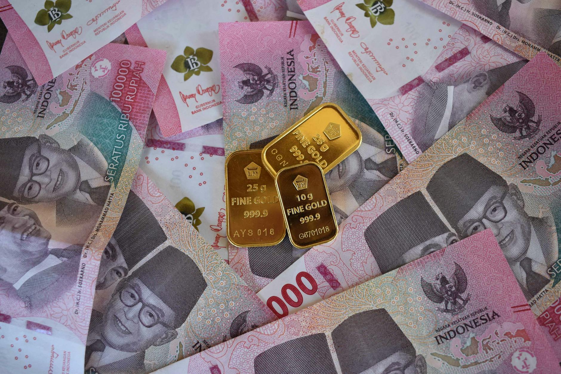 gold and banknotes